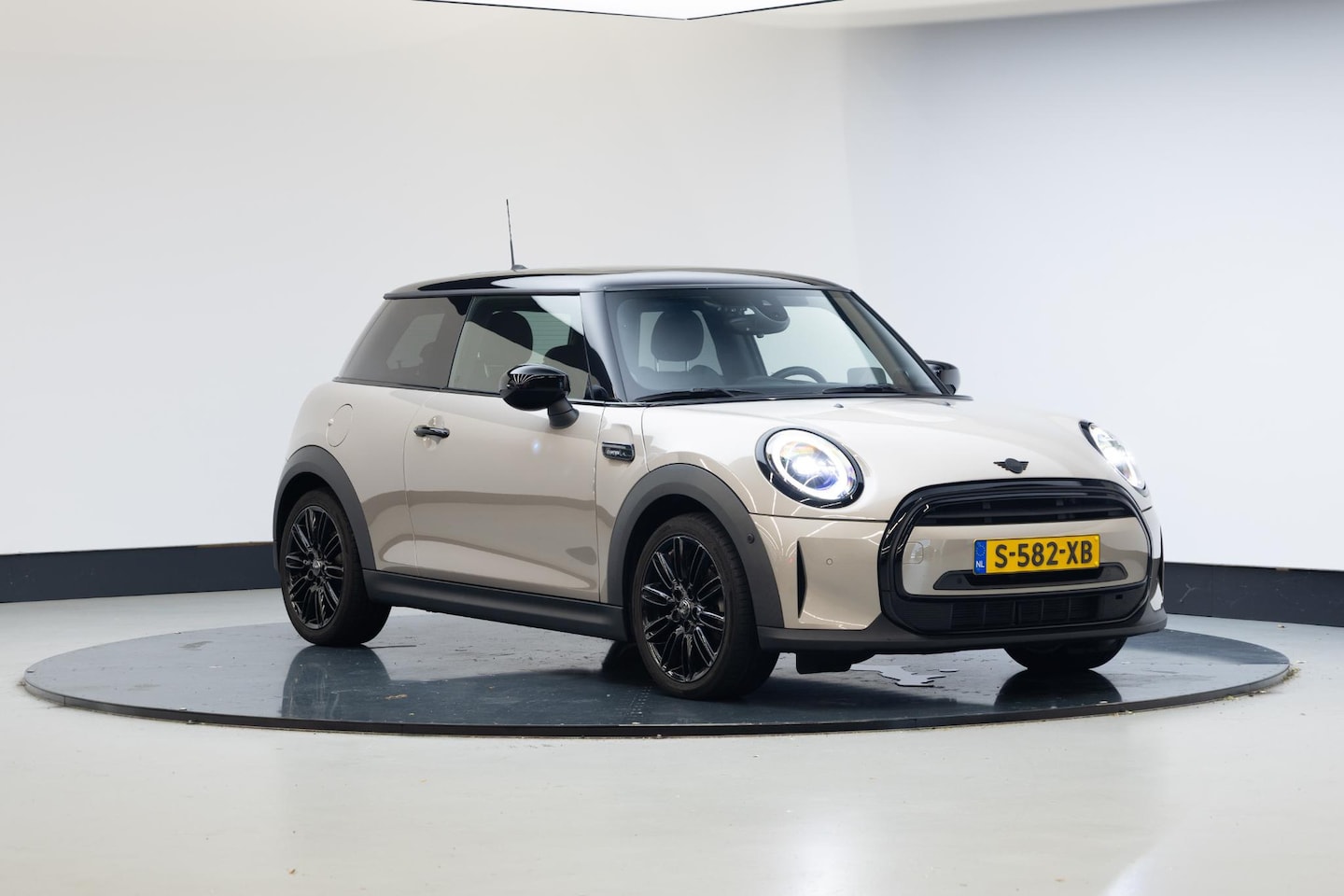 MINI 3-Deurs - 1.5 Cooper Camden Plus Edition - AutoWereld.nl
