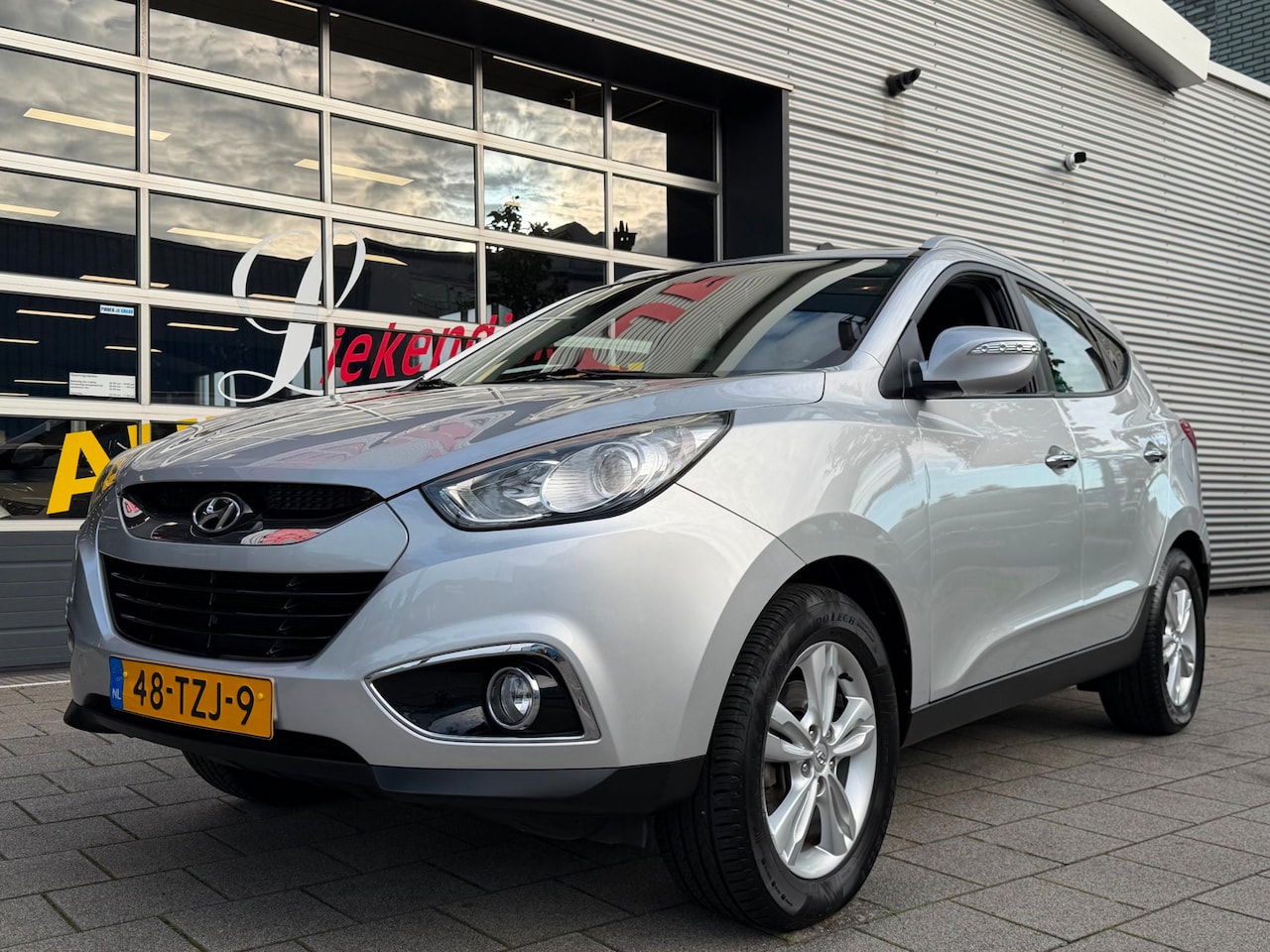 Hyundai ix35 - 2.0i 4WD Style - Navigatie I Airco I Xenon I 1/2 Leer I Trekhaak I Sport velgen - AutoWereld.nl