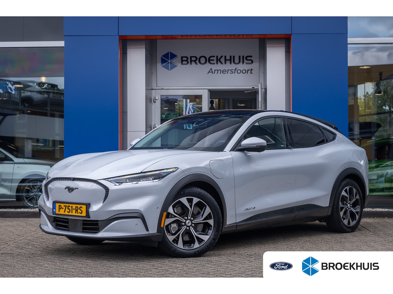 Ford Mustang Mach-E - RWD 75 kWh | Panoramadak | LEDER | Apple Carplay | L.M. Velgen | Trekhaak | Achteruitrijca - AutoWereld.nl