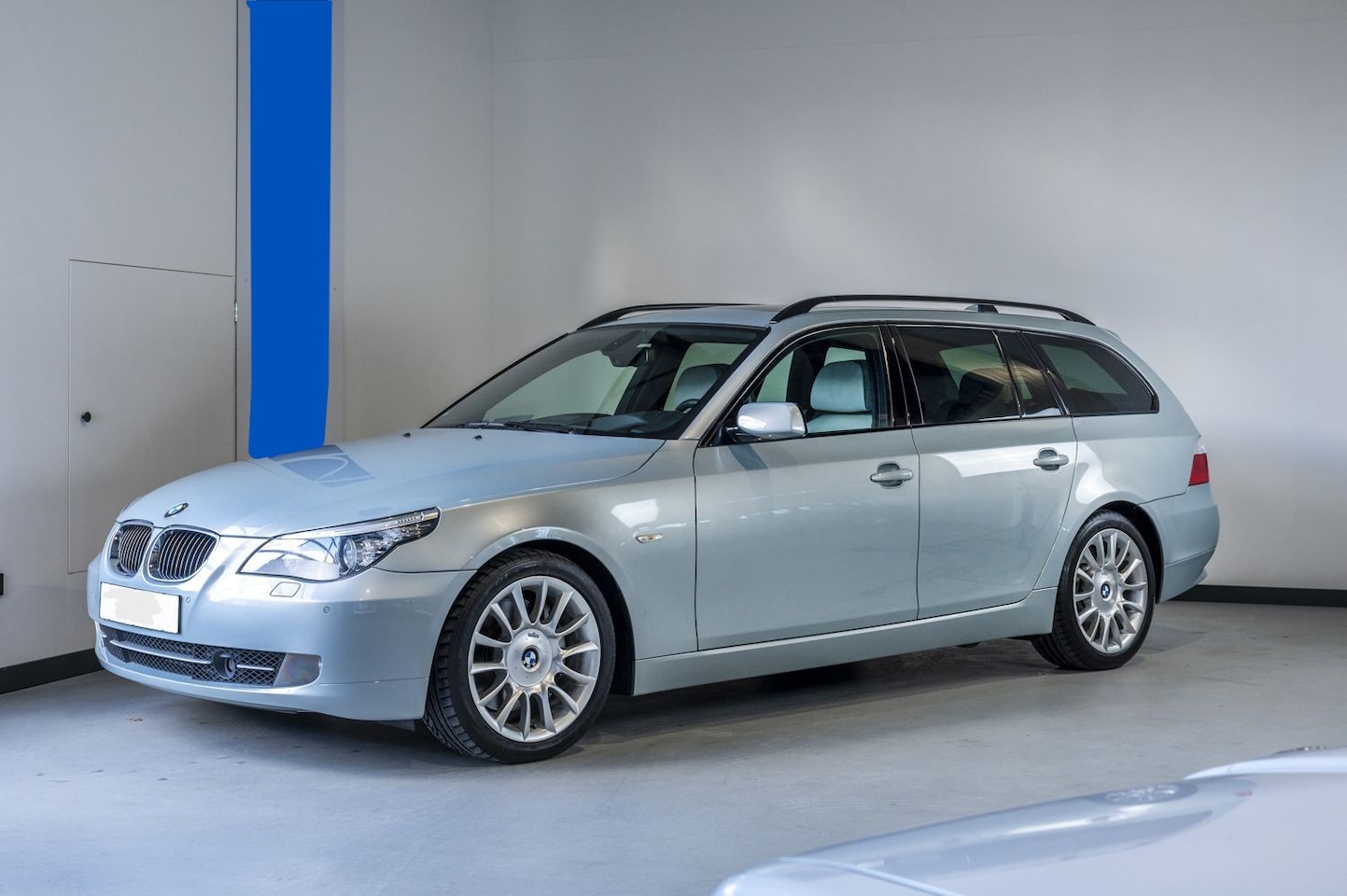 BMW 5-serie Touring - 550i High Executive BMW 550i – De sterke 4.8 (geen Turbo!) – INDIVIDUAL - VOL! - AutoWereld.nl