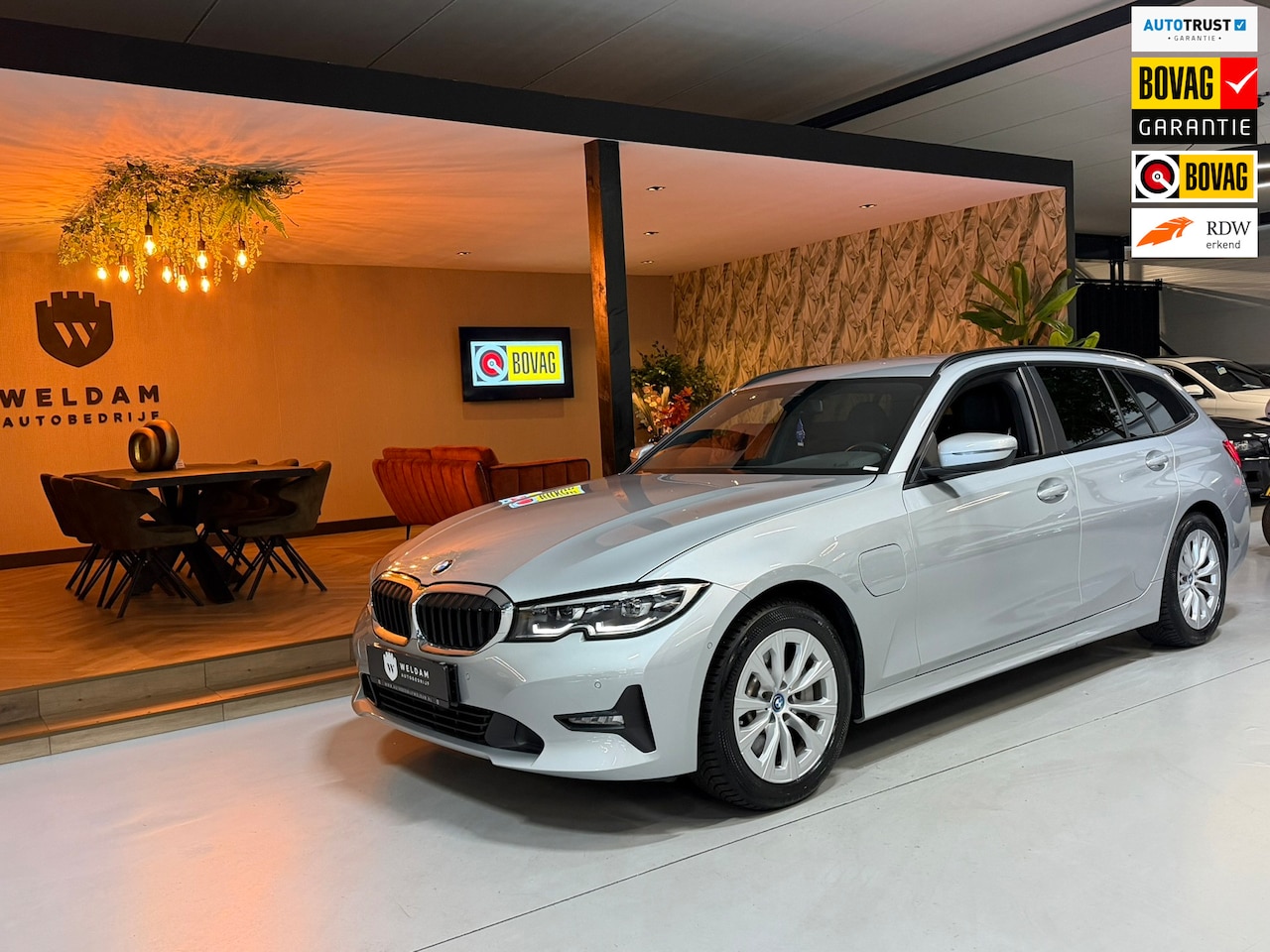 BMW 3-serie Touring - 330e eDrive Edition Garantie|SOH 93%|LED|Leder|Navi|Carplay|PDC|Cruise|Clima|Rijklaar - AutoWereld.nl