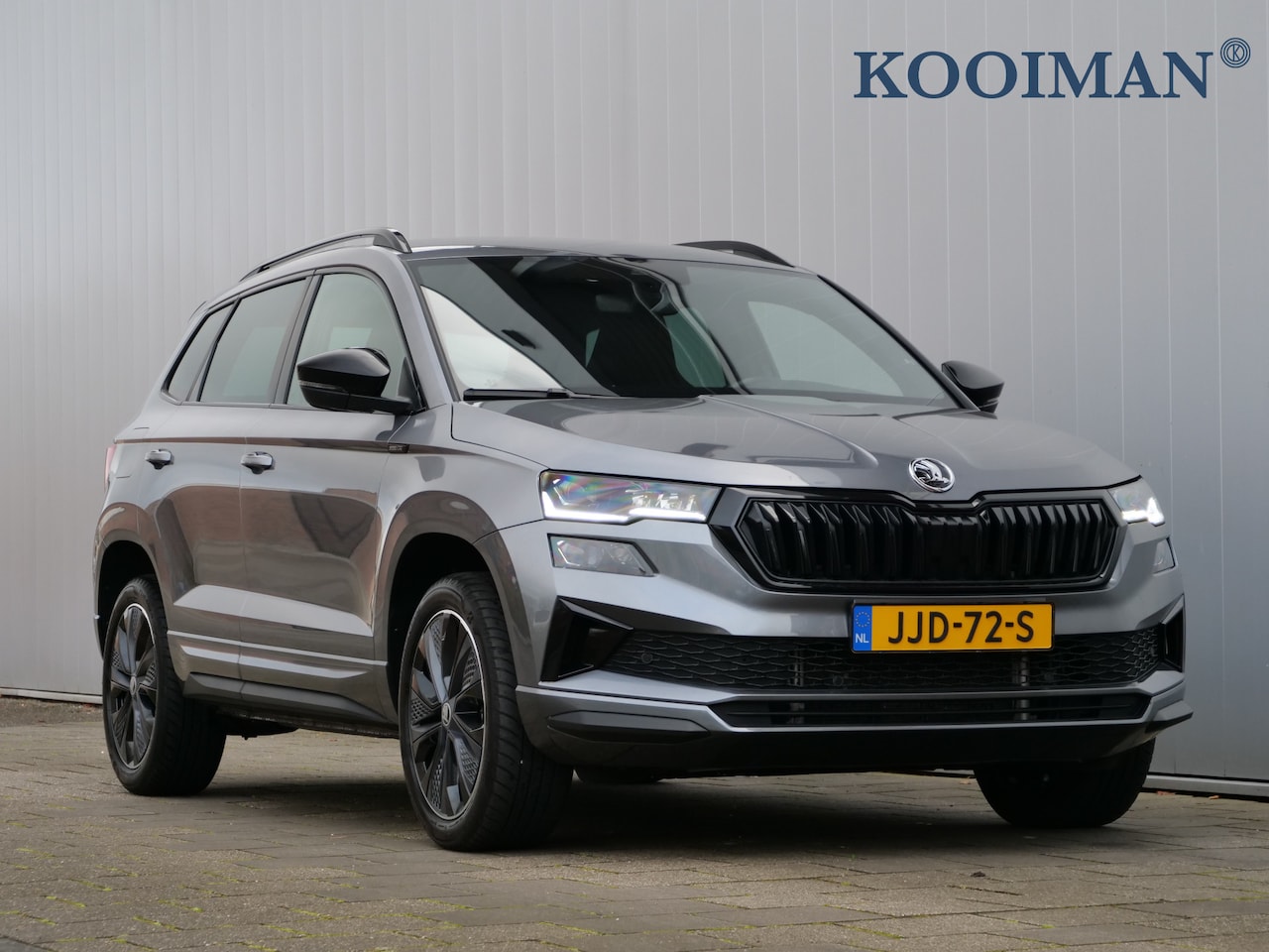 Skoda Karoq - 1.5 TSI ACT Sportline Business 150 Pk Automaat Navigatie / Camera / Apple Carplay / DAB - AutoWereld.nl