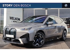BMW iX - xDrive40 / Sportpakket / Panoramadak Sky Lounge / Trekhaak / Laserlight / Soft-Close / Par