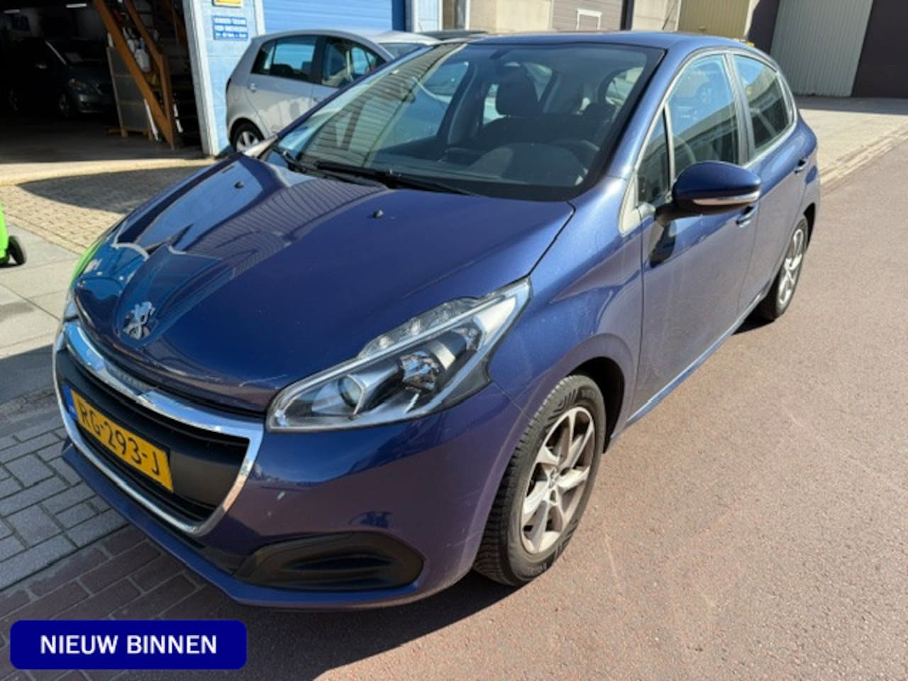 Peugeot 208 - 1.2 PureTech Active nov-2017 NAP 165.542km Boekjes zijn aanwezig. Distributie is vervangen - AutoWereld.nl