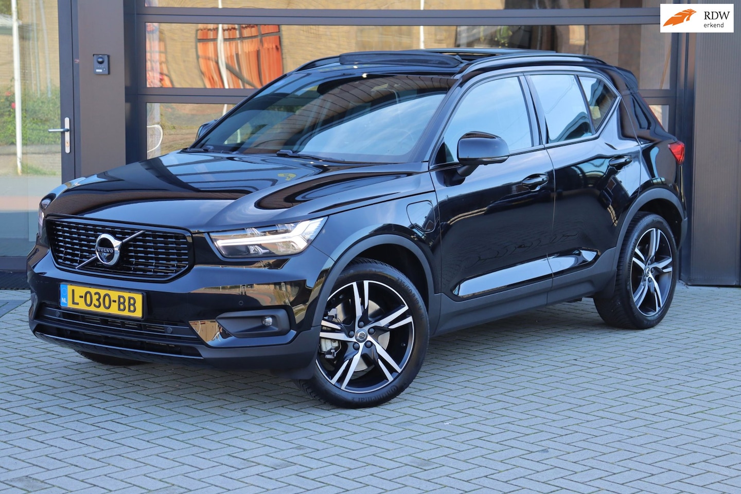 Volvo XC40 - 1.5 T5 Recharge R-Design | NAP | Eerste Eigenaar | BTW | Pano | 360 Camera | Stoel/Stuur V - AutoWereld.nl