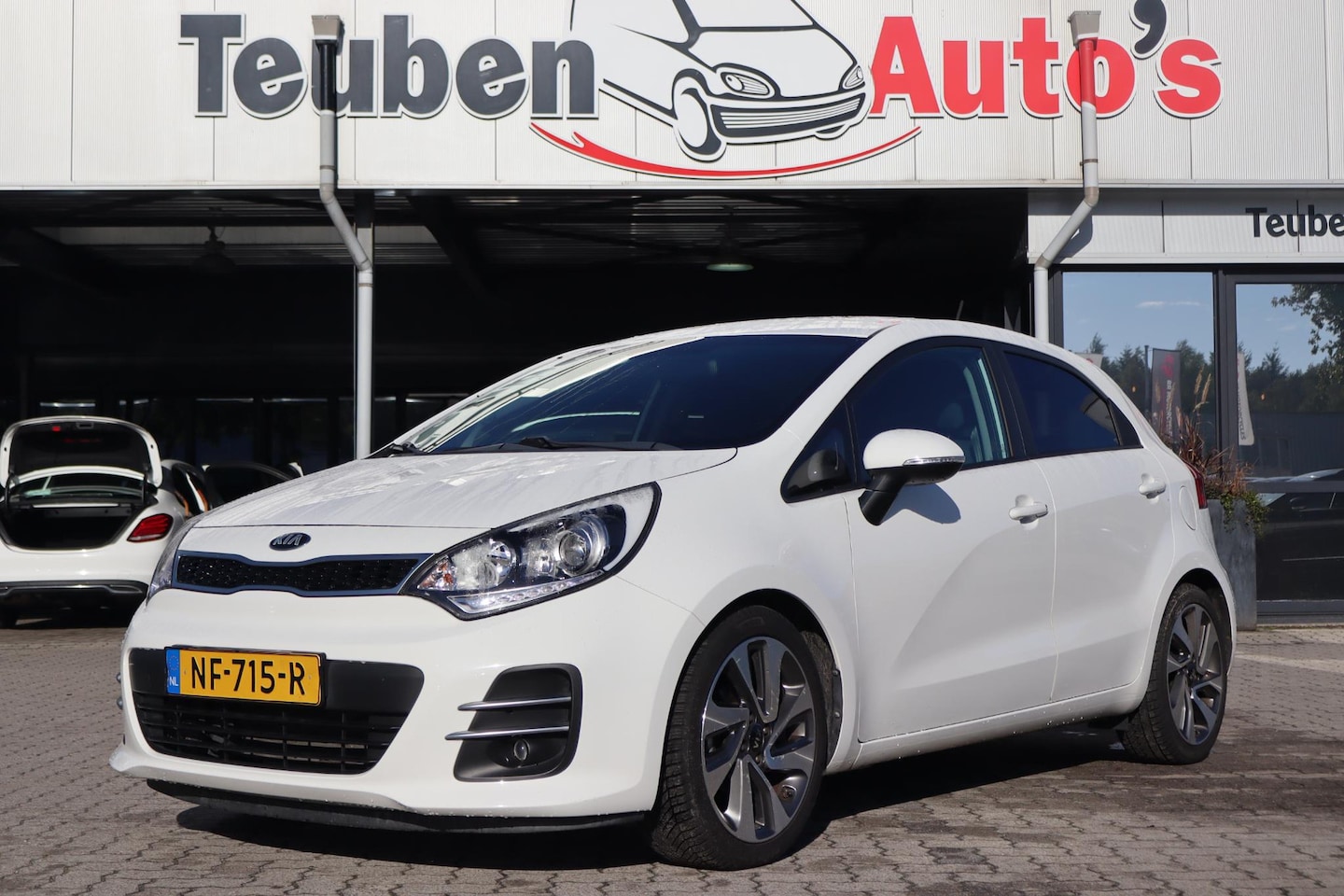 Kia Rio - 1.2 CVVT ExecutiveLine | Climate control | Cruise control | Navigatie | Trekhaak | PDC ach - AutoWereld.nl