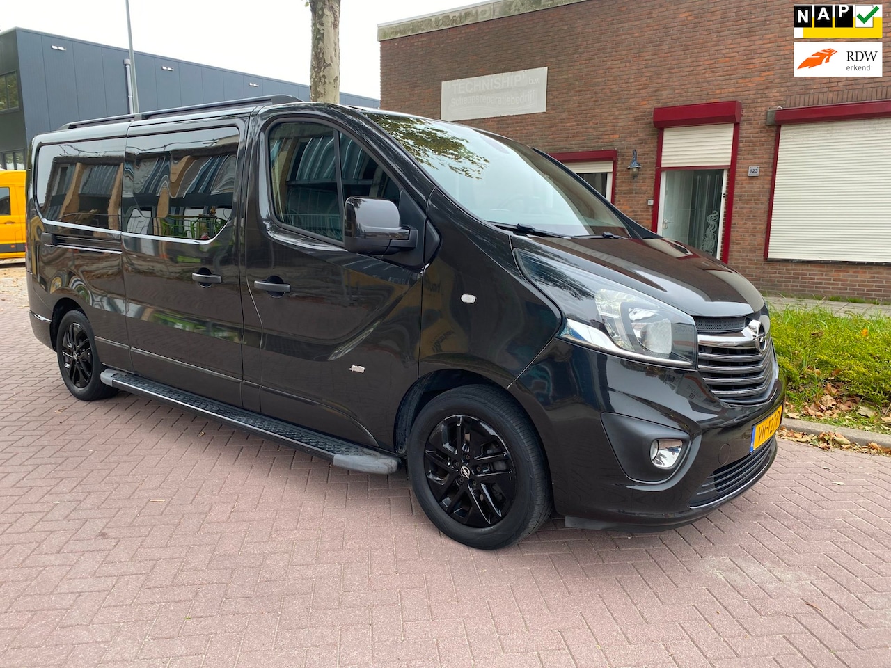 Opel Vivaro - 1.6 CDTI L2H1 DC Sport EcoFlex / Airco / Navigatie / Camera / PDC / Cruise Control / euro5 - AutoWereld.nl