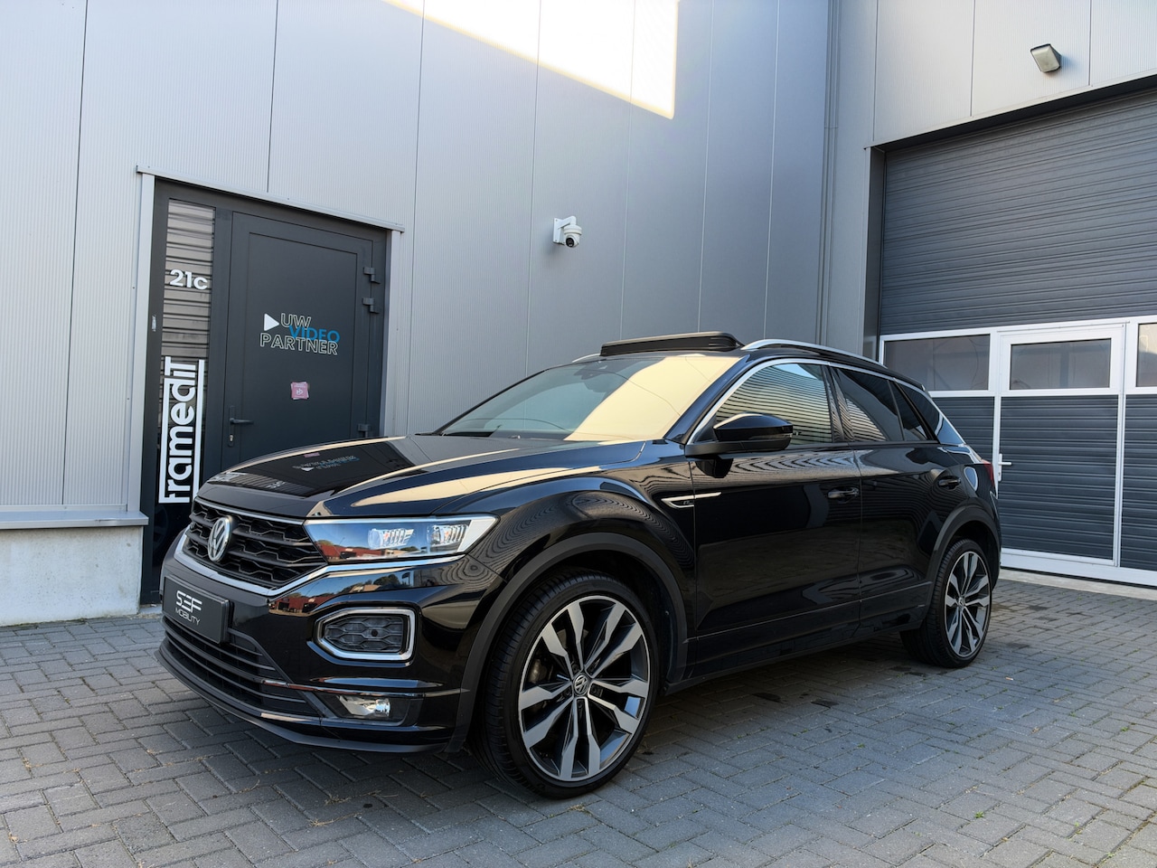 Volkswagen T-Roc - 1.5 TSI Sport 3x R-Line Pano | Keyless | Camera | Trekhaak | ACC | LED | NL Auto - AutoWereld.nl