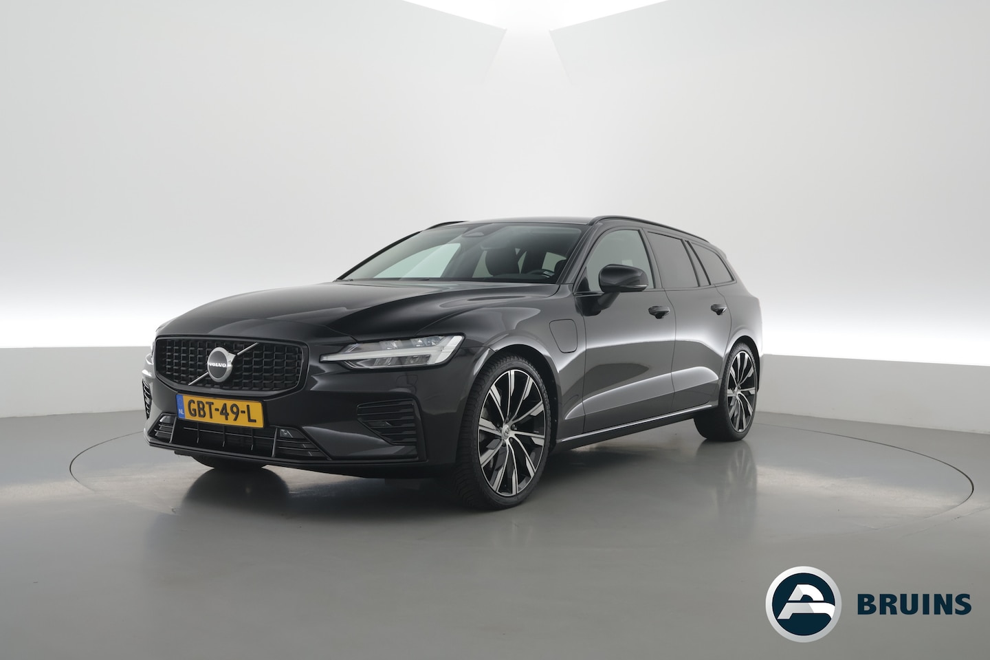 Volvo V60 - 2.0 T6 Plug-in hybrid AWD Plus Dark | Trekhaak | H&K Audio | 20 inch | elek stoelen | Verw - AutoWereld.nl