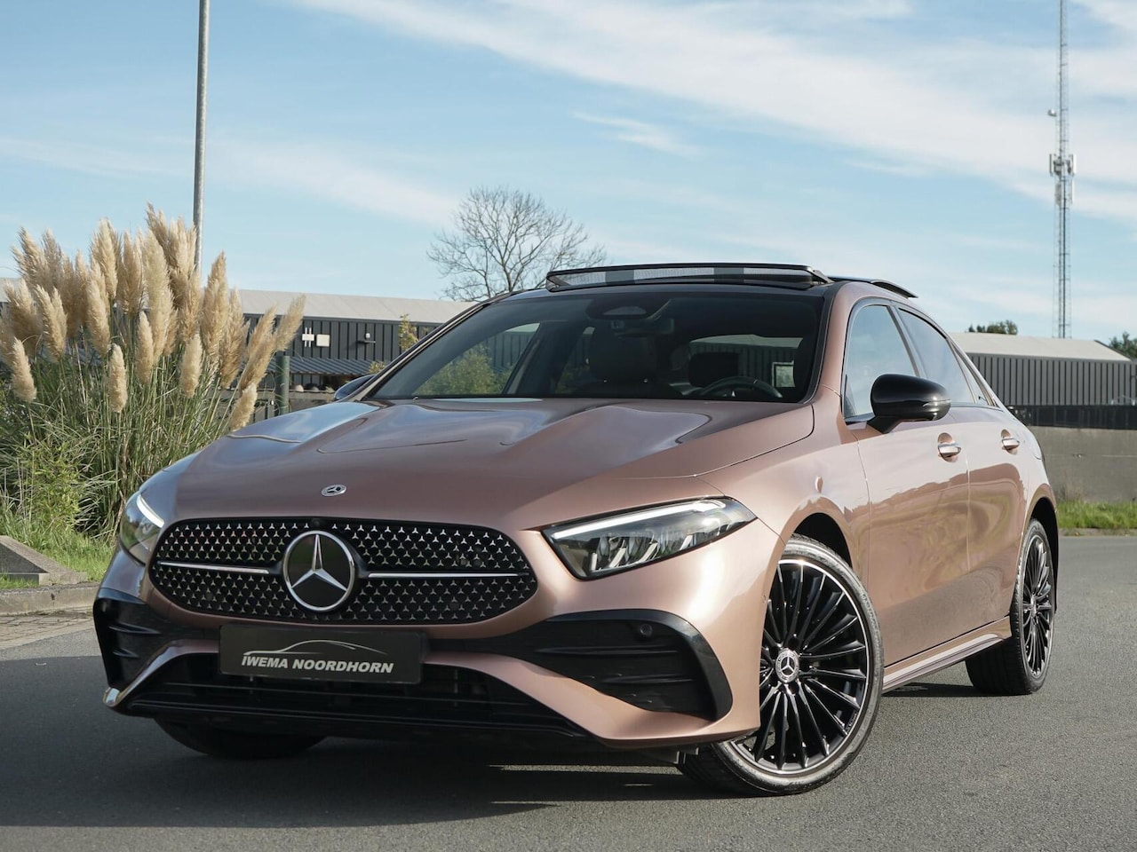 Mercedes-Benz A-klasse - 250 e AMG Panoramadak|360°Camera|Keyless|Sfeerverlichting|Night pakket|Roségoud - AutoWereld.nl