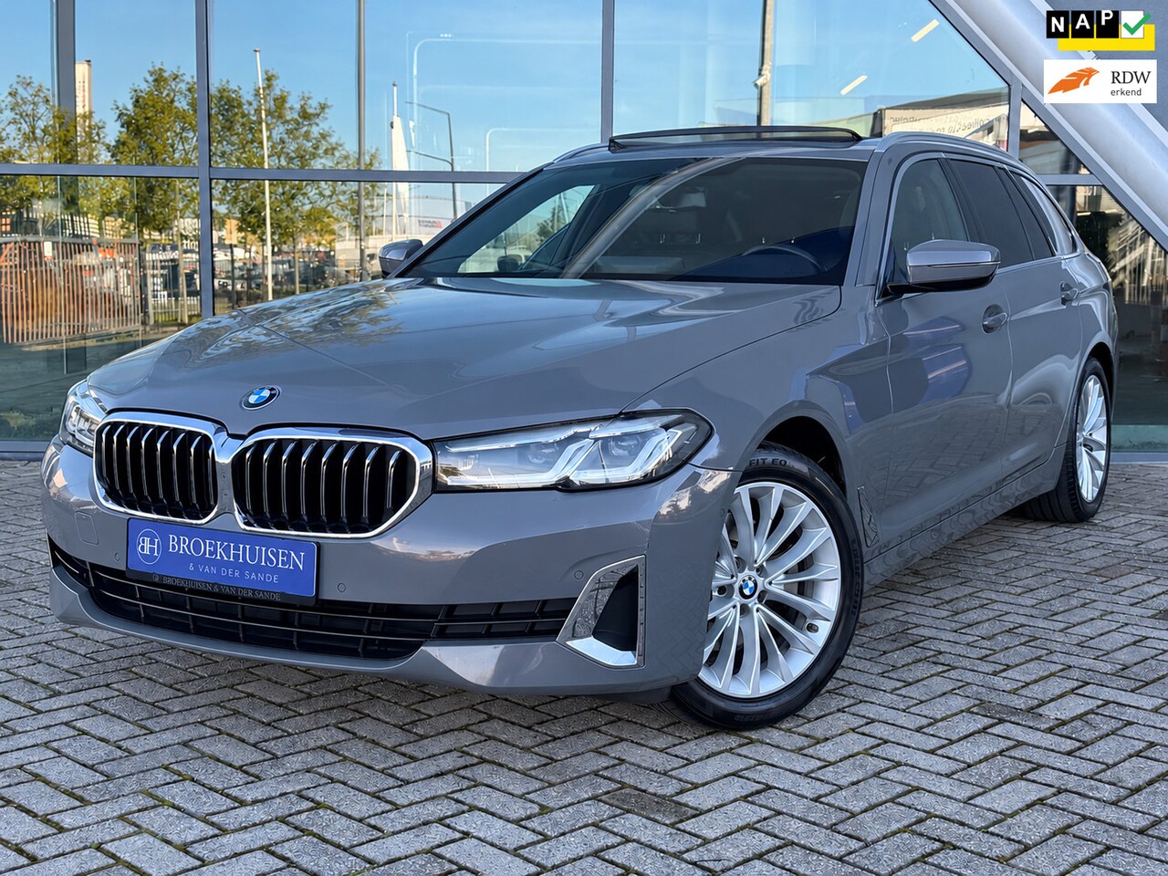 BMW 5-serie Touring - 520i High Executive Edition 184pk Panoramadak / Elekt Trekhaak / Camera - AutoWereld.nl
