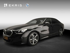 BMW 5-serie - Sedan 520i | M-Sportpakket | LED | HUD | Active cruise | Trekhaak | Stoelverwarming | DAB