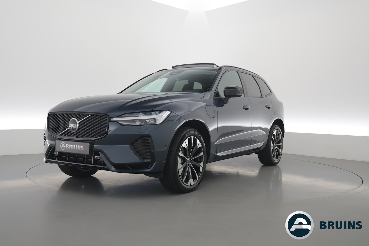 Volvo XC60 - 2.0 T8 Plug-in hybrid AWD Ultra Dark Head-up | Pano-dak | 360 camera | H&K Audio | 21 inch - AutoWereld.nl
