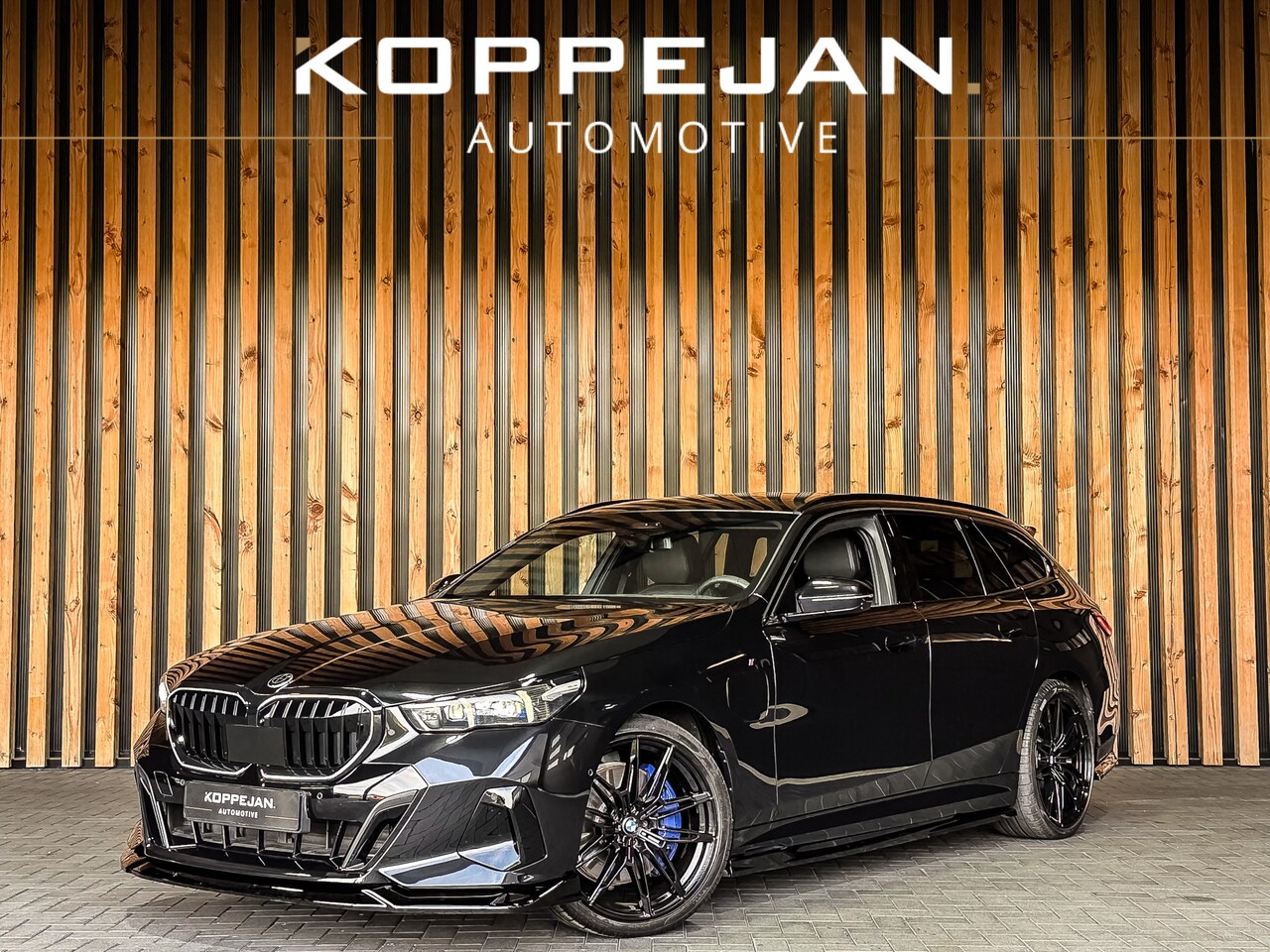BMW 5-serie Touring - 550e xDrive 490PK M-Sport | BOWER AND WILKINS | 4 WIELBESTURING | PANO | HEAD-UP | STOELVE - AutoWereld.nl