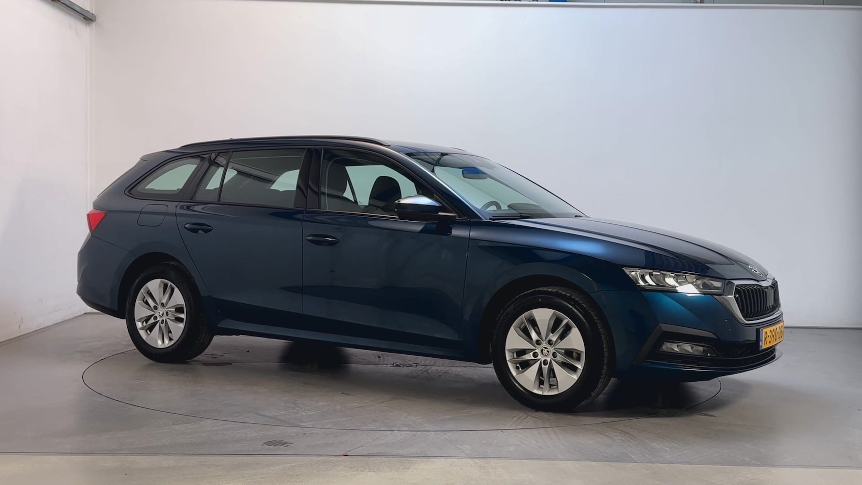 Skoda Octavia Combi - 1.0 e-TSI DSG Ambition Trekhaak Navigatie App-Connect DAB+ - AutoWereld.nl