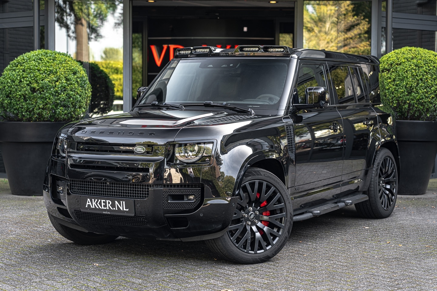 Land Rover Defender 110 - LANDROVER P525 V8 Supercharged | 22 Inch Kahn | Head-up | Black Pack | ACC - AutoWereld.nl