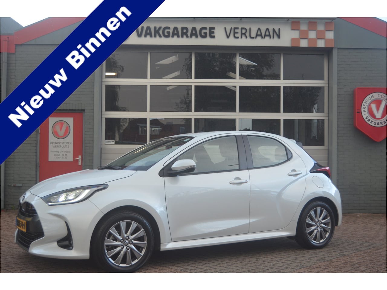 Toyota Yaris - 1.5 Hybrid 115 Business Head-up / LM-velg 16'' / Stuur- en stoelv. / Keyless / LED - AutoWereld.nl