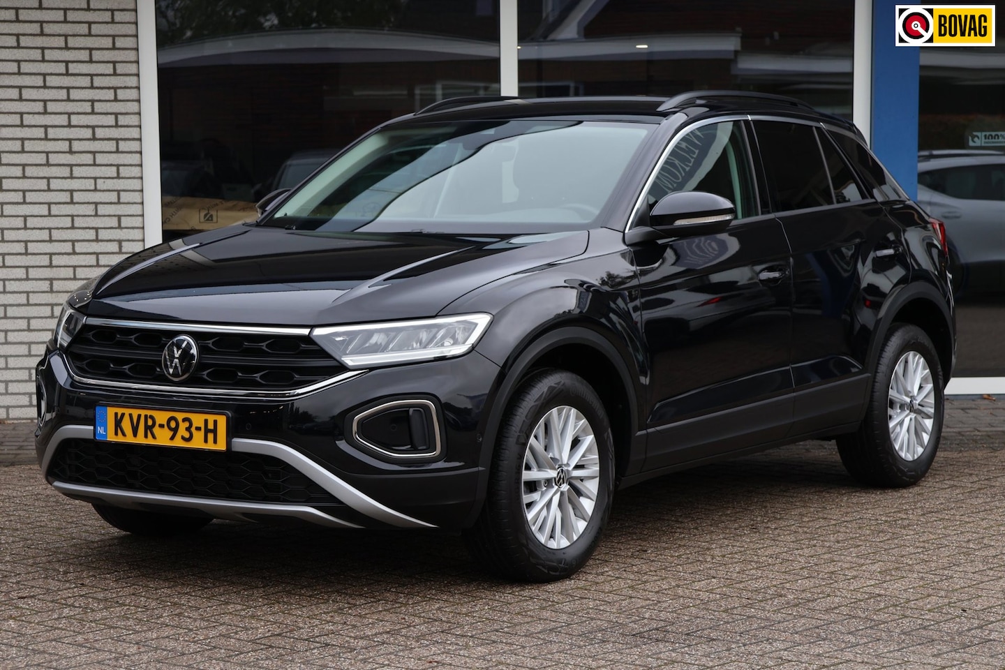 Volkswagen T-Roc - 1.0 TSI Life Achteruitrijcamera Stoel-/stuurverwarming App-connect Navigatie - AutoWereld.nl