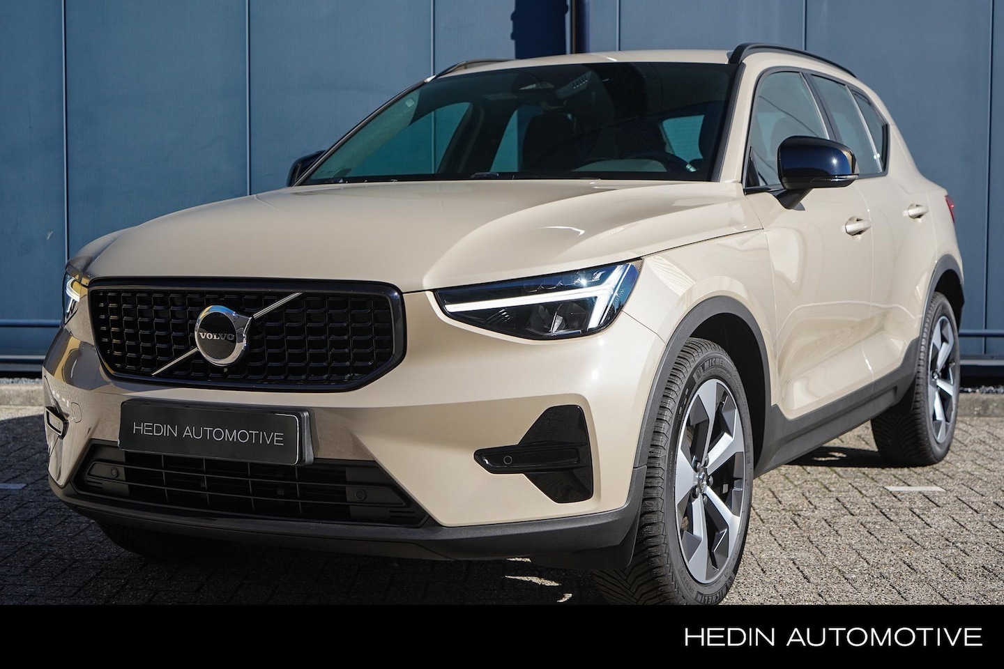 Volvo XC40 - 2.0 B4 Plus Dark | 2.000 kg trekgewicht |  Comfort stoelen elektrisch verstelbaar | Harman - AutoWereld.nl