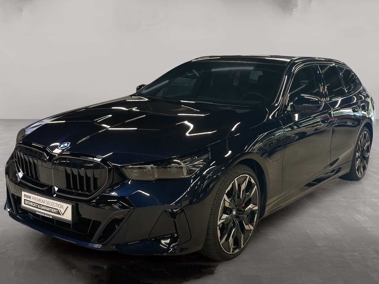 BMW 5-serie Touring - 550e xDrive M-SPORT Pro ** PANO, BRUIN LEDER, TREKH, 21-inch LMV, ADAPT. M-ONDERST. ** 1e - AutoWereld.nl
