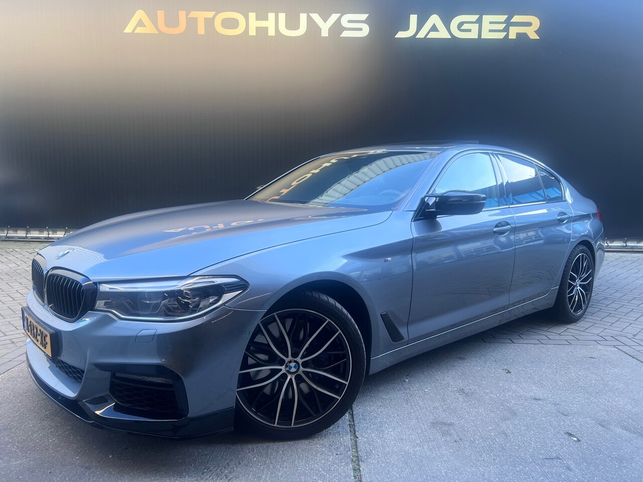 BMW 5-serie - 540i xDrive High Executive -M Sport Pano Ventilatie 360 Leder Keyless - AutoWereld.nl