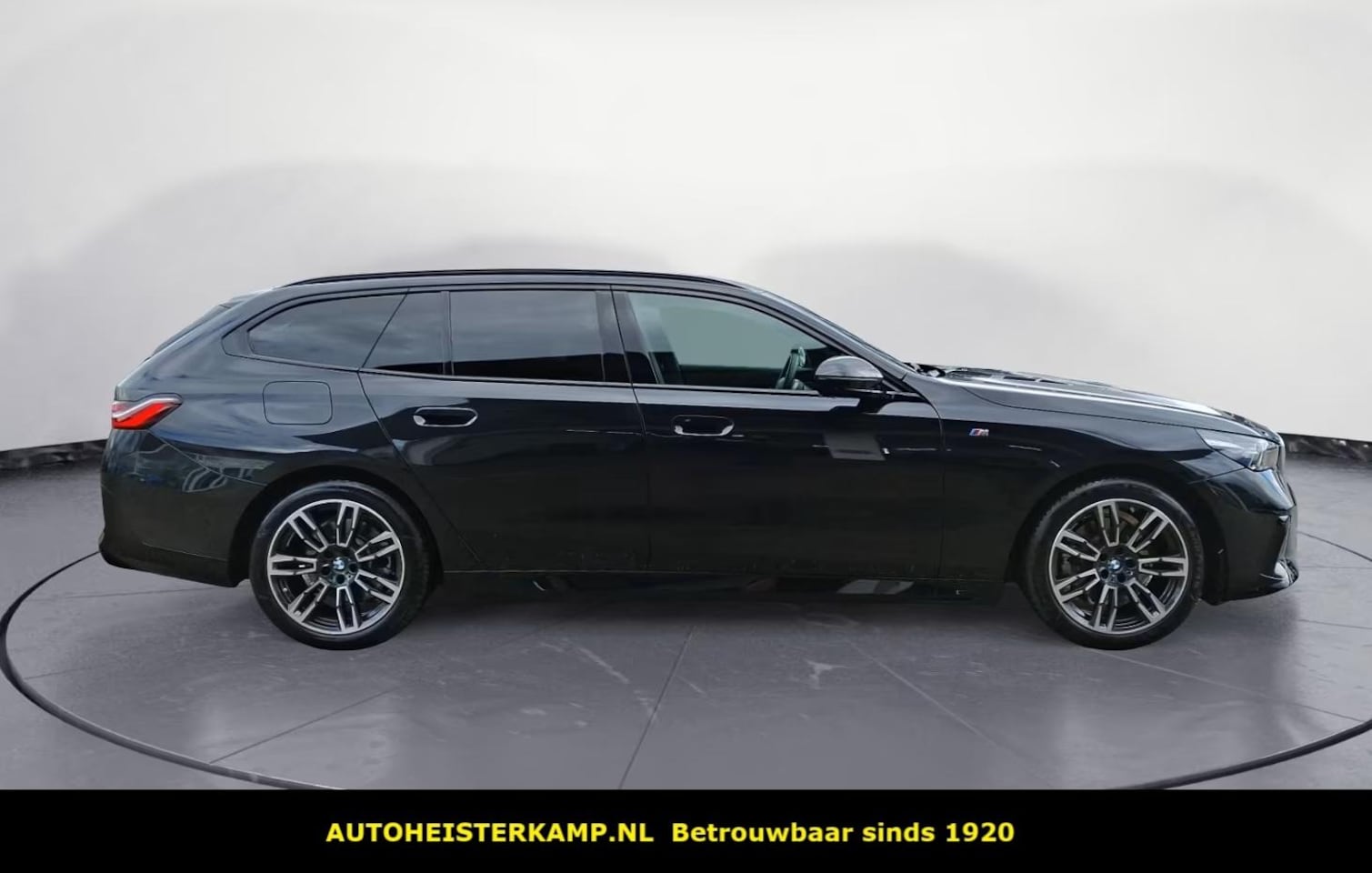 BMW 5-serie Touring - 520d M-Sport 197 PK ACC Head-Up Trekhaak Stoelkoeling Stuurverwarming Standkachel - AutoWereld.nl