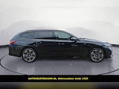 BMW 5-serie Touring - 520d M-Sport 197 PK ACC Head-Up Trekhaak Stoelkoeling Stuurverwarming Standkachel