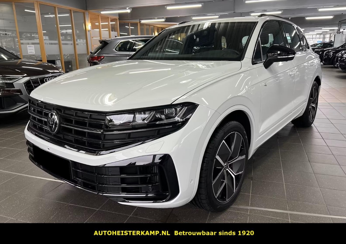 Volkswagen Touareg - 3.0 TSi eHybrid 4MOTION R Grijs Kenteken ACC LUCHTVERING TREKHAAK COMFORTSTOELEN HEAD-UP D - AutoWereld.nl