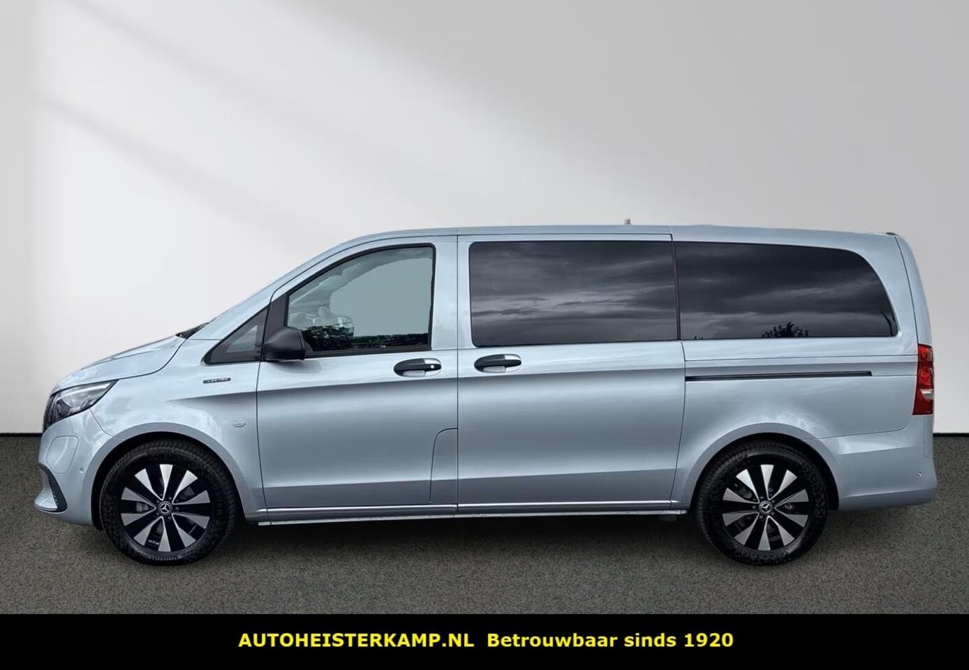 Mercedes-Benz eVito Tourer - 129 PRO L2 90 kWh 8 Personen 56.749 incl BTW Camera Stoelverwarming 2 Schuifdeuren - AutoWereld.nl