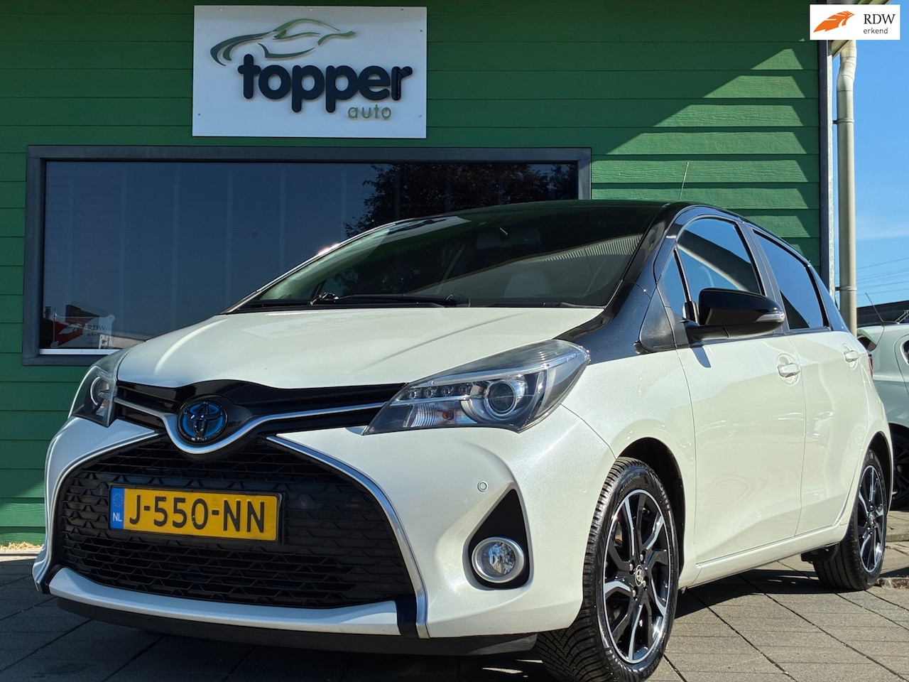 Toyota Yaris - 1.5 Hybrid Dynamic Bi-Tone|Automaat|Camera|Navigatie|PDC|CruiseControl|Climatronic|Stoel V - AutoWereld.nl