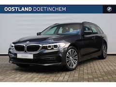 BMW 5-serie Touring - 520i Sport Line Automaat / Sportstoelen LED / Stuurverwarming / Navigatie Professional / S