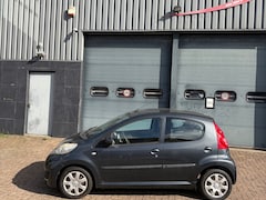 Peugeot 107 - 1.0-12V Millesim 200