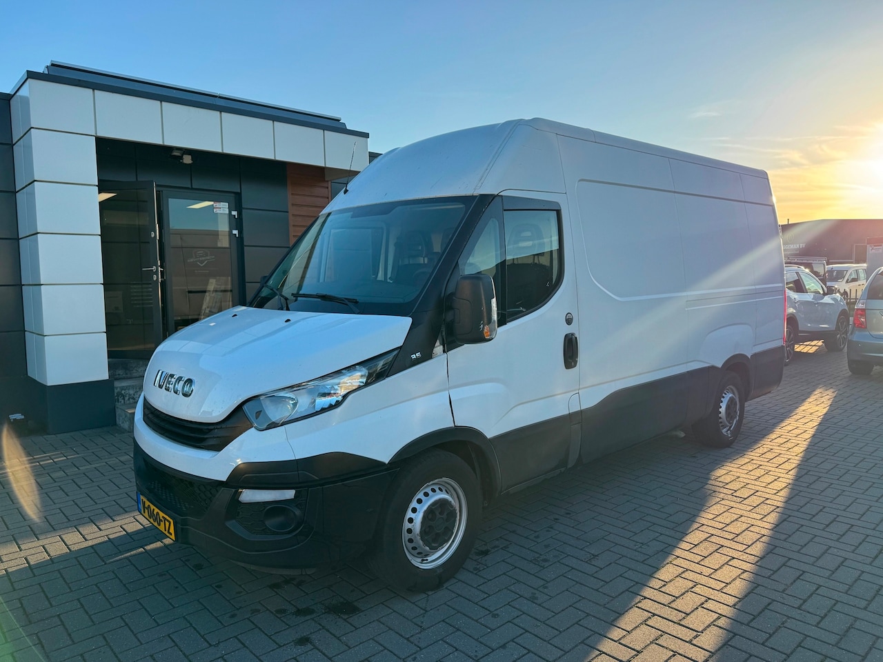 Iveco Daily - 35 S 14 300 35S14V L2-H2 Koeling 2018 euro 6 apk 9-2027 - AutoWereld.nl
