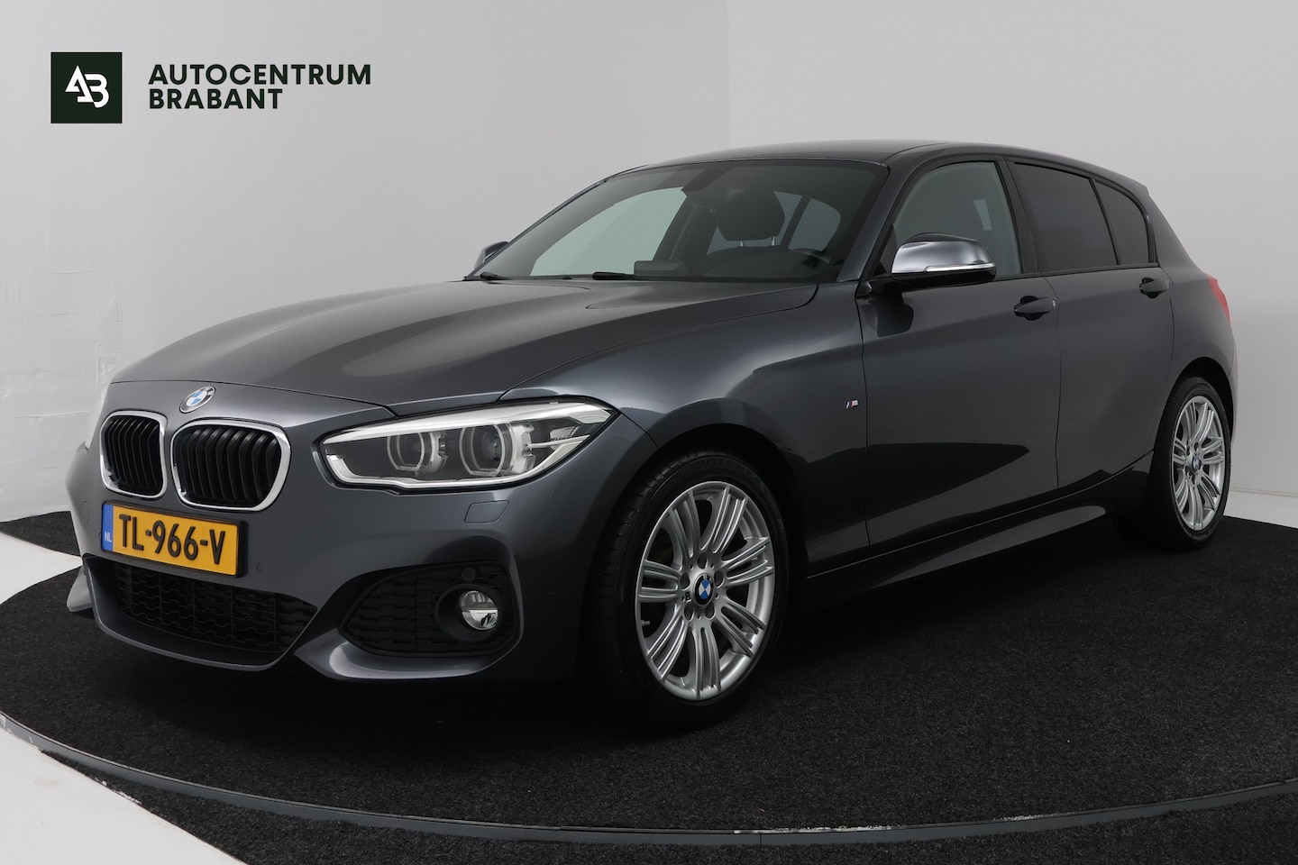 BMW 1-serie - 118i High Executive (STOELVERWARMING, CRUISE CONTROL, NAVIGATIE, PARKEERSENSOREN, DEALER O - AutoWereld.nl