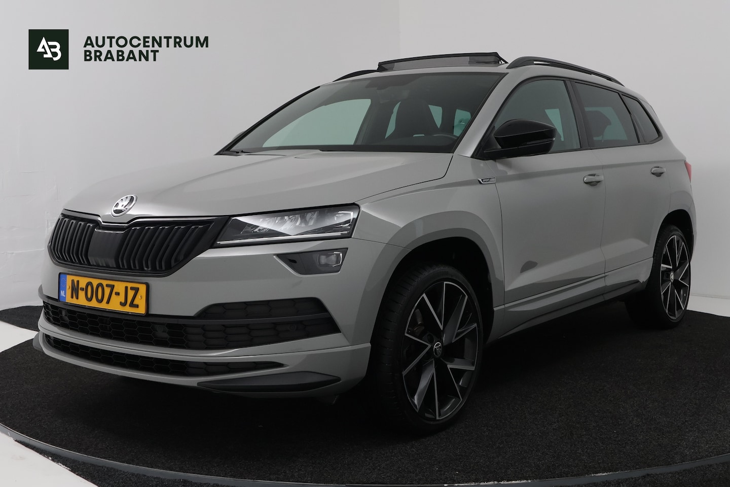 Skoda Karoq - 1.5 TSI ACT Sportline Business (PANORAMADAK, TREKHAAK, STOEL/STUUR VERWARMING, CAMERA) - AutoWereld.nl