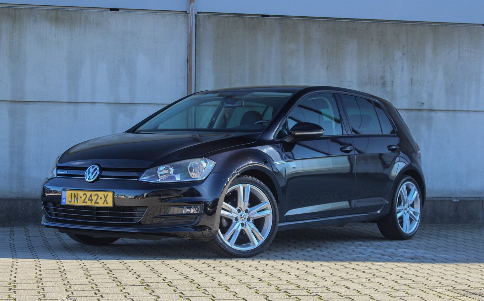 Volkswagen Golf - 1.0 TSI Connected Series - automaat - camera - cruise - navigatie - AutoWereld.nl
