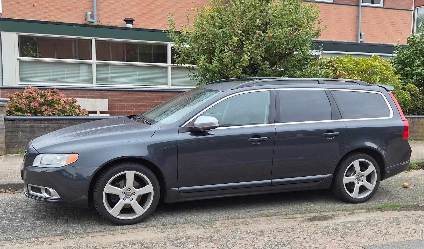 Volvo V70 - 1.6 T4 Limited Edition Volleder | Trekhaak | Dakspoiler | APK 7-2027 - AutoWereld.nl