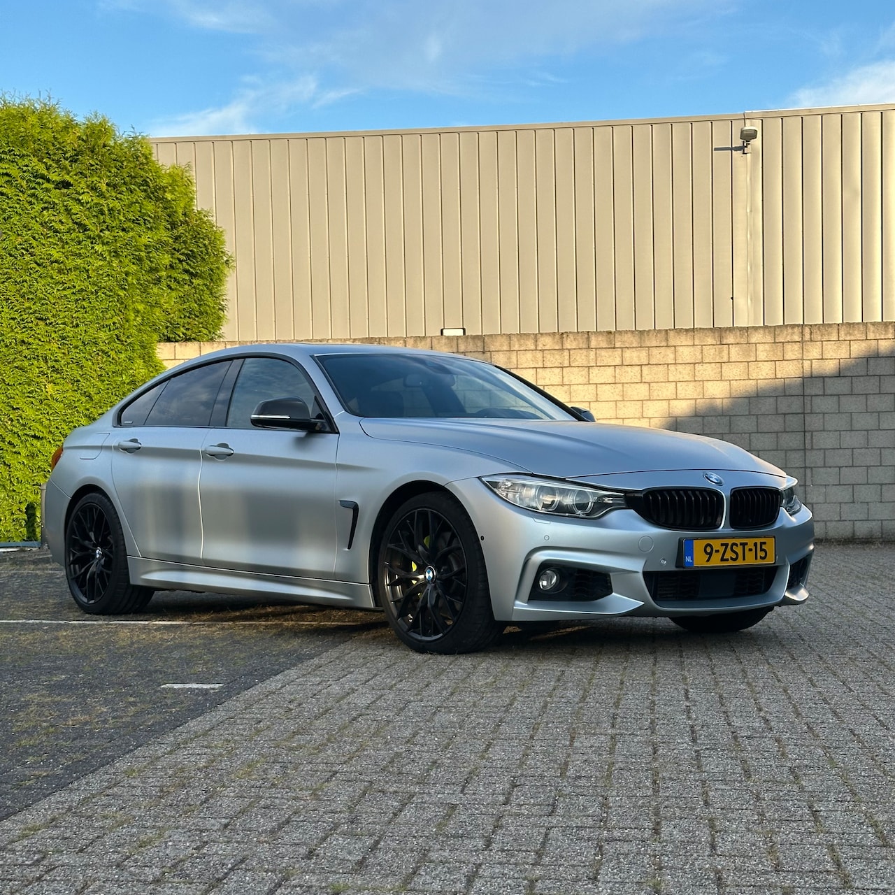 BMW 4-serie Gran Coupé - 435i High Executive BMW 435i Gran Coupé High Executive | BMW Individual Frozen Silver | M Performance - AutoWereld.nl