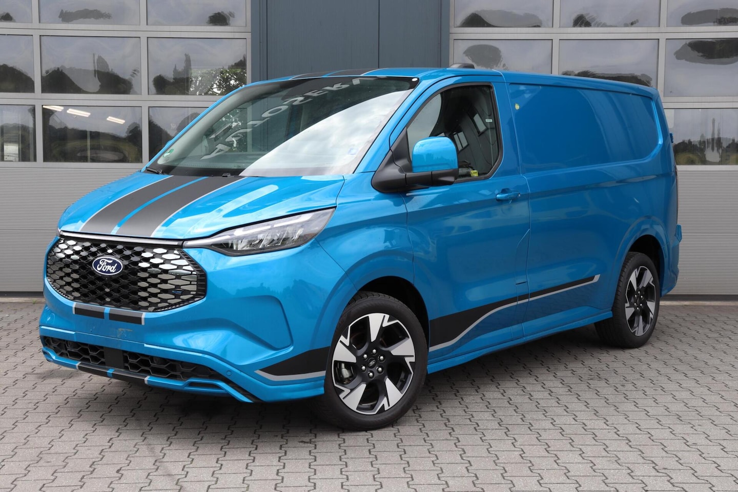 Ford Transit Custom - E-Transit L1H1 SPORT 65 kWh l ELEK. SCHUIFDEUR l B&O SOUND l PRO POWER l FULL OPTION! - AutoWereld.nl