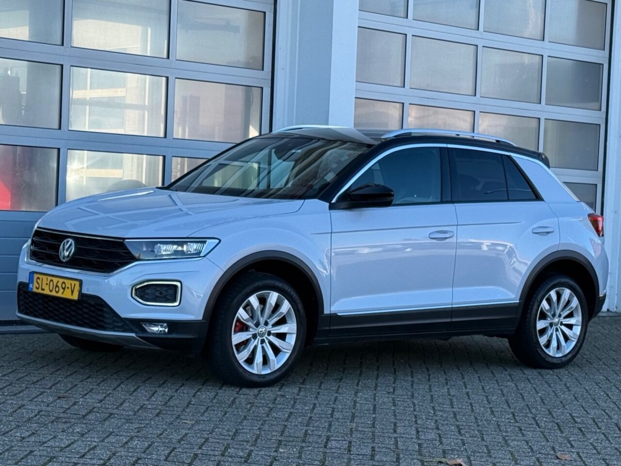 Volkswagen T-Roc - 1.5 TSI 150PK Sport Navi Virtueel Acc Trekhaak Keurige auto! - AutoWereld.nl