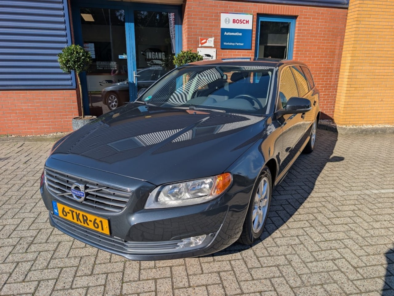 Volvo V70 - 1.6 D2 Kinetic 1.6 D2 KINETIC, PDC V+A, Trekhaak, Cruise, Airco, Navi - AutoWereld.nl