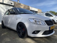 Skoda Fabia - 1.4 TSI RS Automaat NWE APK Airco Kleppenuitlaat systeem Airco Elektrische ramen CarPlay L