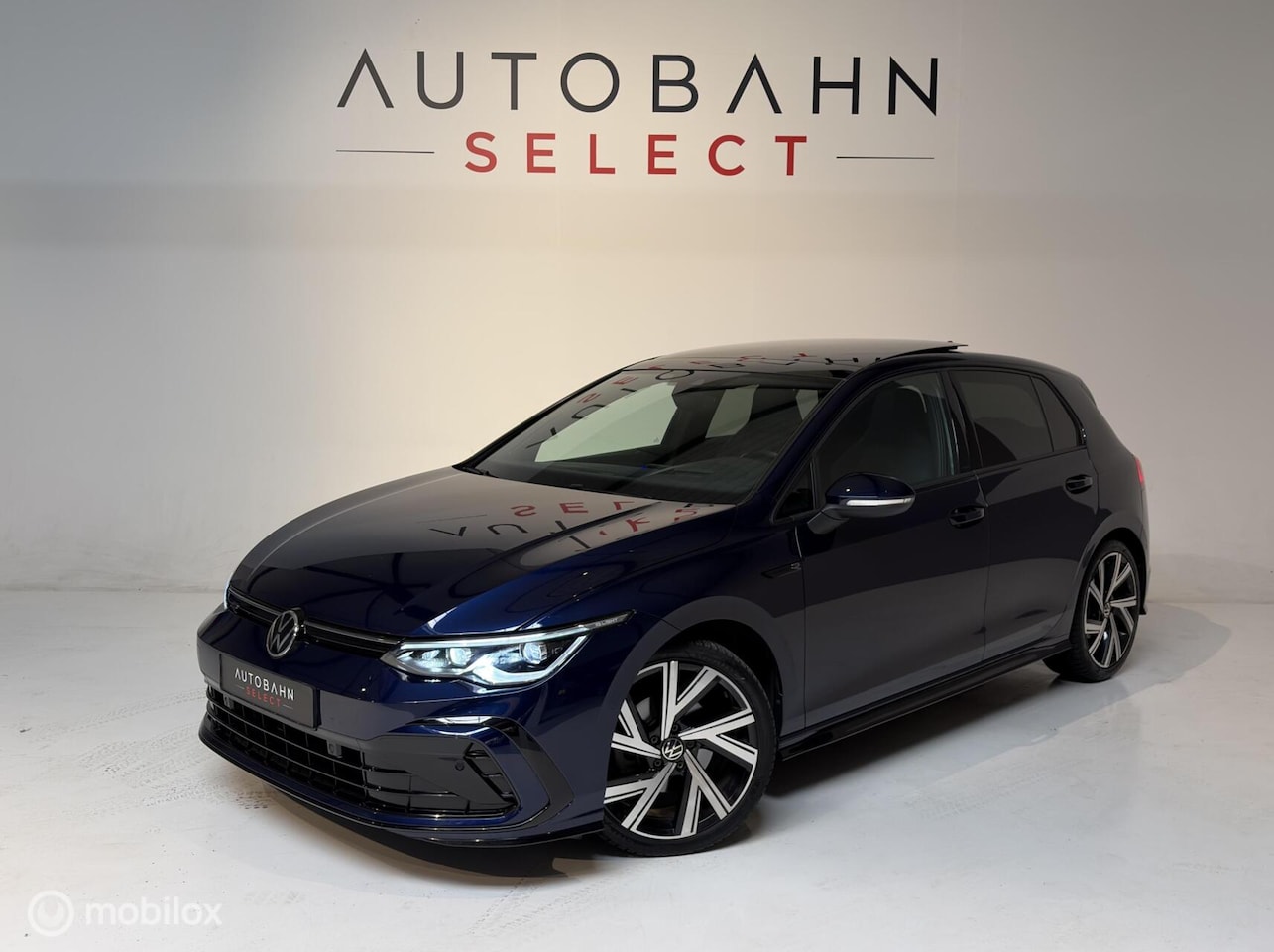 Volkswagen Golf - 1.5 eTSi R-Line / Pano/ Head-up/ Matrix/H&K - AutoWereld.nl