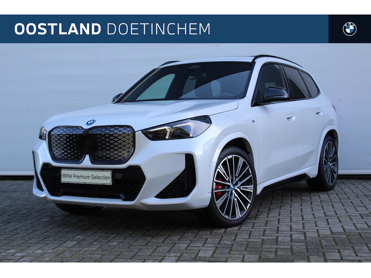 BMW iX1 - eDrive20 M Sport / Panoramadak / Sportstoelen / Comfort Access / Achteruitrijcamera / M Ad - AutoWereld.nl