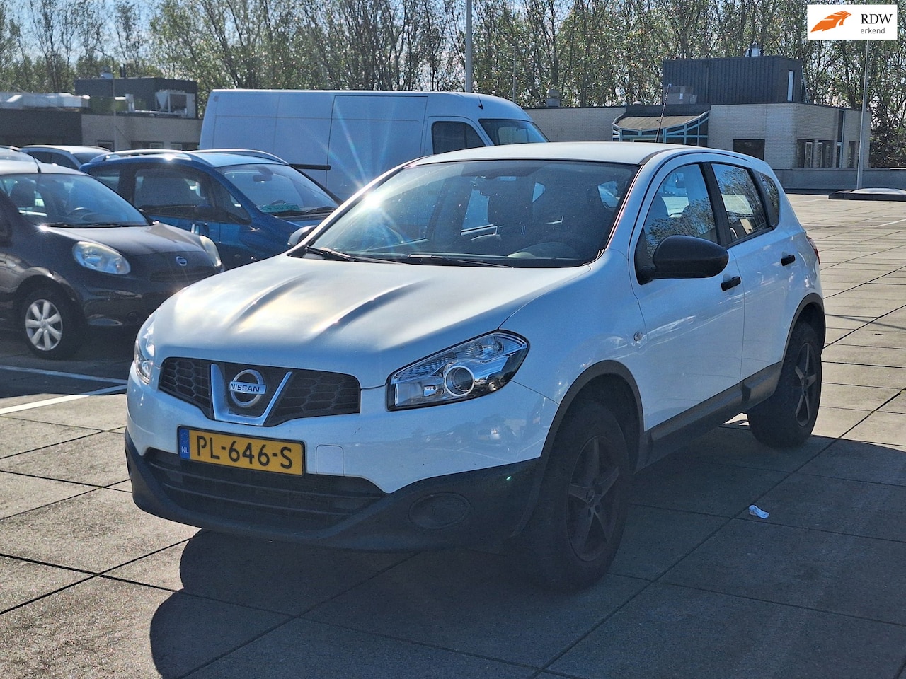 Nissan Qashqai - € 3250,- 2.0 Acenta 4WD Navi Trekhaak Airco Apk 2027 - AutoWereld.nl