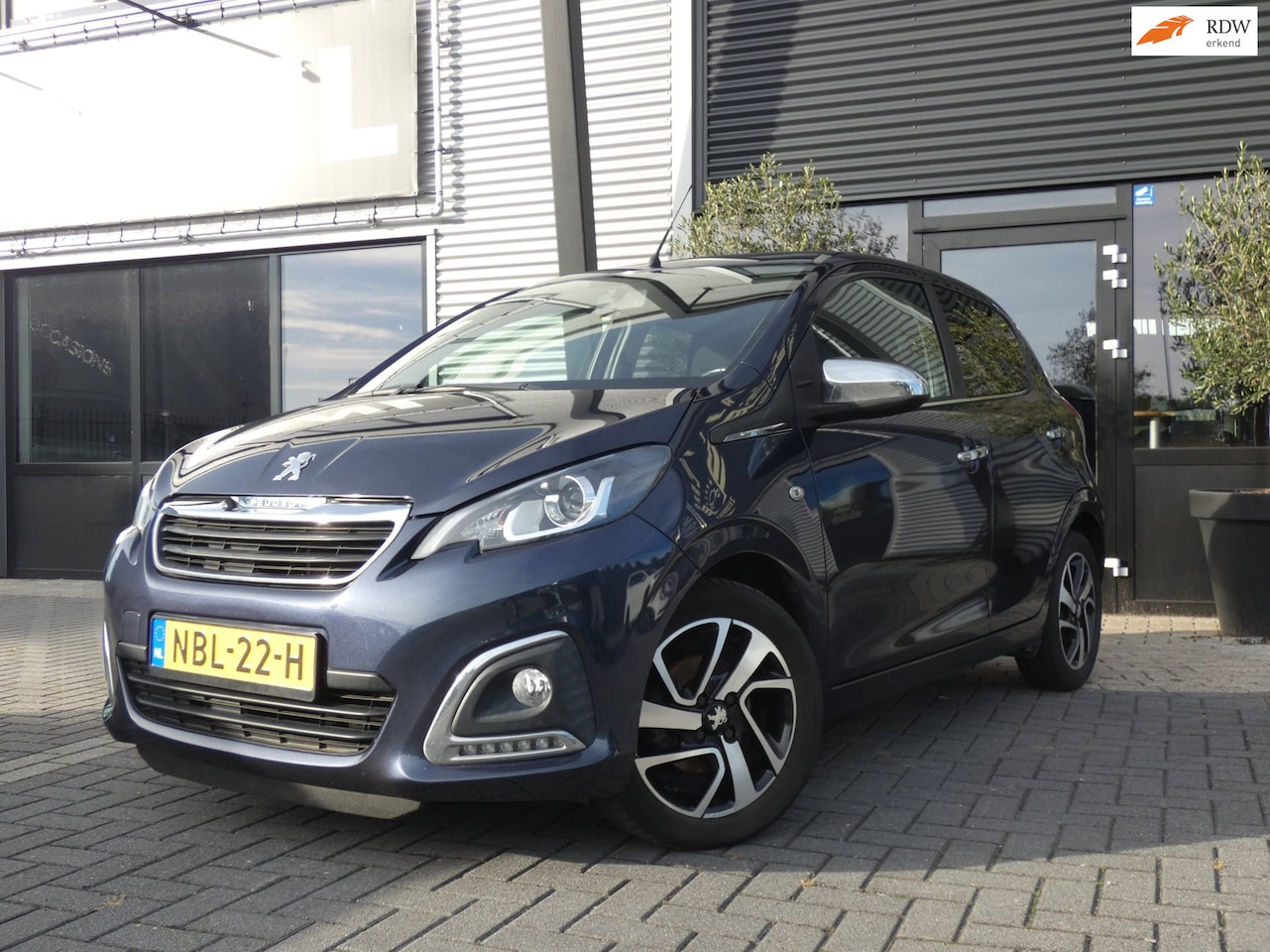 Peugeot 108 - 1.2 Puretech TOP! Roland Garros Achteruitrijcamera|Airco|Elek. pakket|15inch LM|Soft Top - AutoWereld.nl