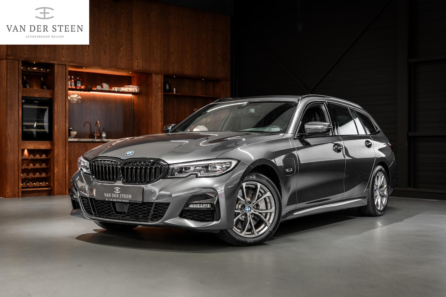 BMW 3-serie Touring - 330e High Executive | M Sport | Alcantara Spotstoelen | Stuurwielverwarming - AutoWereld.nl
