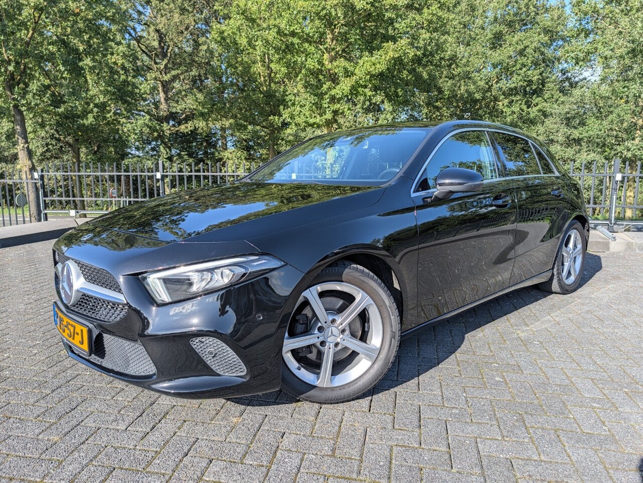 Mercedes-Benz A-klasse - 200 A200 Premium | PDC | Camera | Carbon | Stoelverw. | Navi | Widescreen | Cruise | Clima - AutoWereld.nl