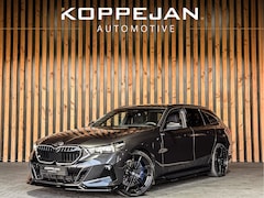 BMW 5-serie Touring - 550e xDrive 490PK M-Sport | BOWER AND WILKINS | 4 WIELBESTURING | TREKHAAK | HEAD-UP | PAN