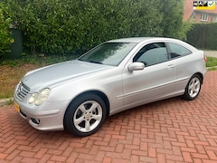 Mercedes-Benz C-klasse Sportcoupé - 180 K. hele mooie auto facelift perfect onderhouden